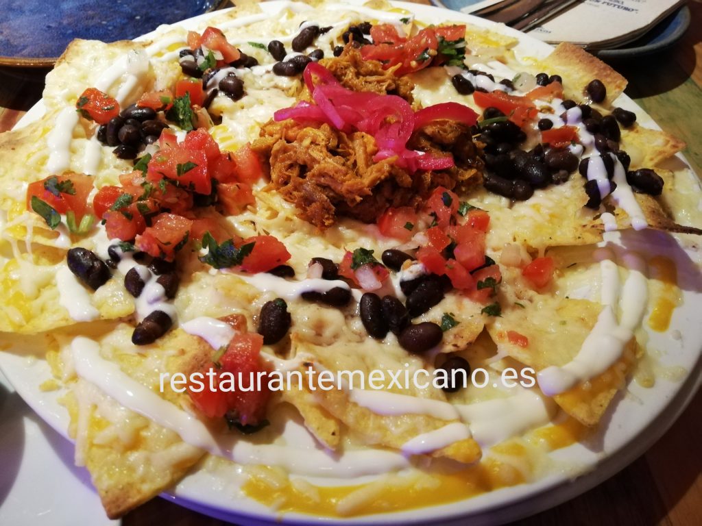 Nachos con cochinita pibil y frijoles negros