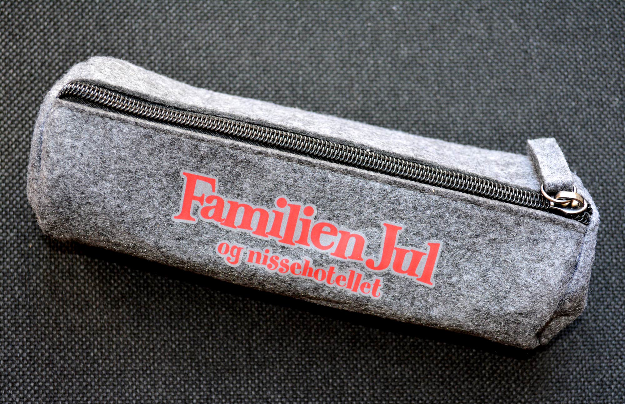 Merchandise - penalhus med logo - Familien Jul