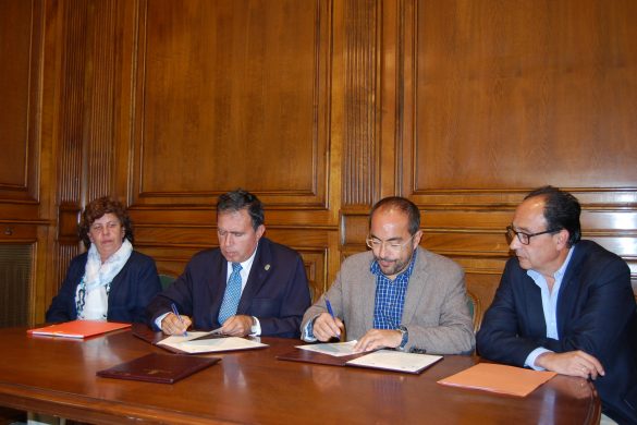 Luis Rey y Javier Barrio suscriben el convenio de colaboración para el mantenimiento del colegio de educación especial Santa Isabel