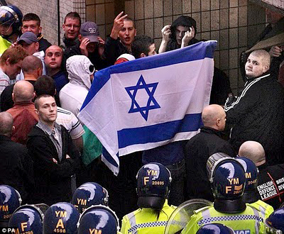 edl_demonstrators_with_israeli_flag