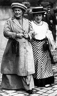 clara_zetkin_left_with_rosa_luxemborg_in_berlin_c1910