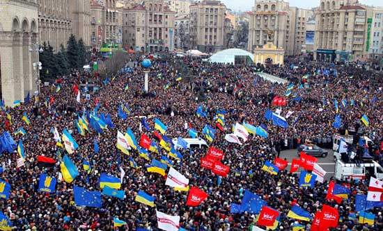 EU and neo-Nazi flags fly toguether in Kiev