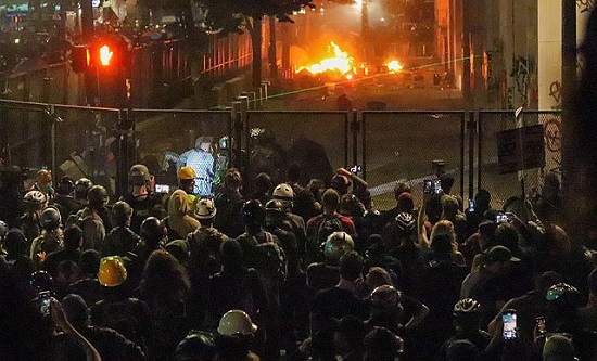 Protest at federal courthouse, Portlannd 22 July 2020 (photo: Tedder, CC BY-SA 4.0))