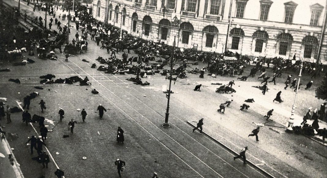 Russian workers rise up in Petrograd, 1917 (Photo: Viktor Bulla/Public domain)