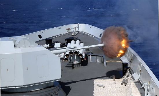 Chinese frigate fires cannon in military exercises, 2016 (photo: public domain)
