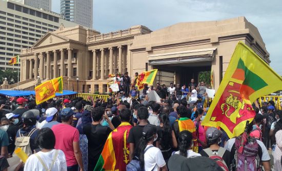 Anti-government protest in Sri Lanka on April 13, 2022 in front of the Presidential Secretariat (photo: AntanO)