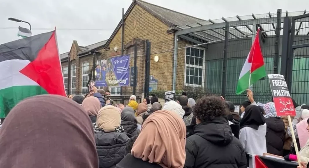 Parents and students protest outside Barclay Primary School, London, against the banning of solidarity with Palestine.