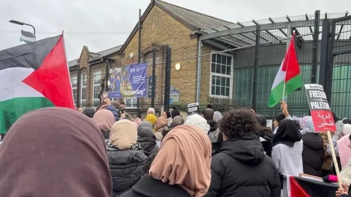 Parents and students protest outside Barclay Primary School, London, against the banning of solidarity with Palestine.