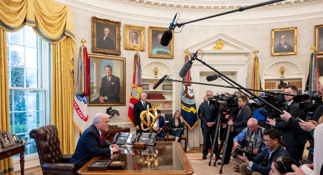 Donald Trump announces car import tariffs in the Oval Office while media looks on, 26 March 2025 (photo: White House/Flickr)