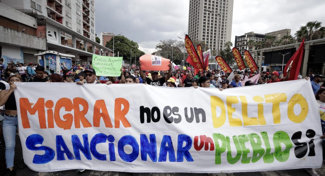 'To migrate is not a crime, to sanction a people is'. Solidarity protest in Venezuela (photo: Francisco Trias)