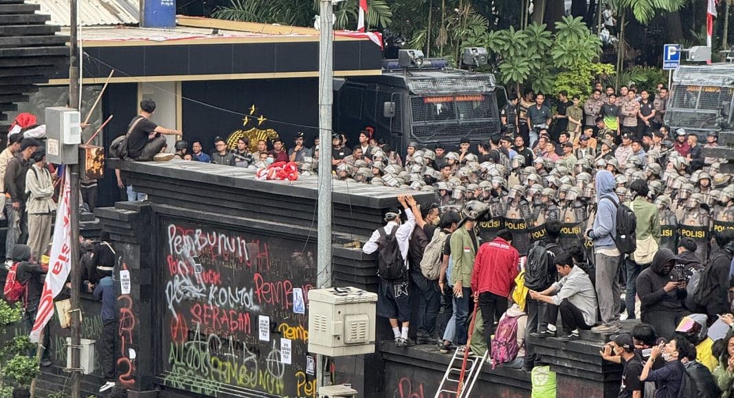 Student protesters surround police in Jakarta, 29 August