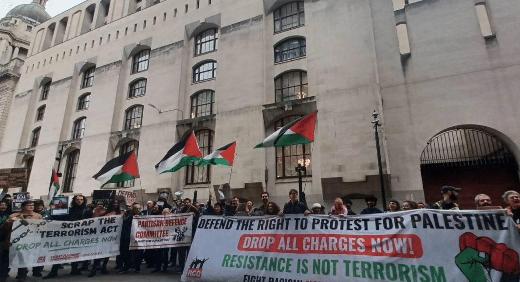 Protest outside the Old Bailey in solidarity with the SOAS 2, 7 November 2025 (photo: FRFI)