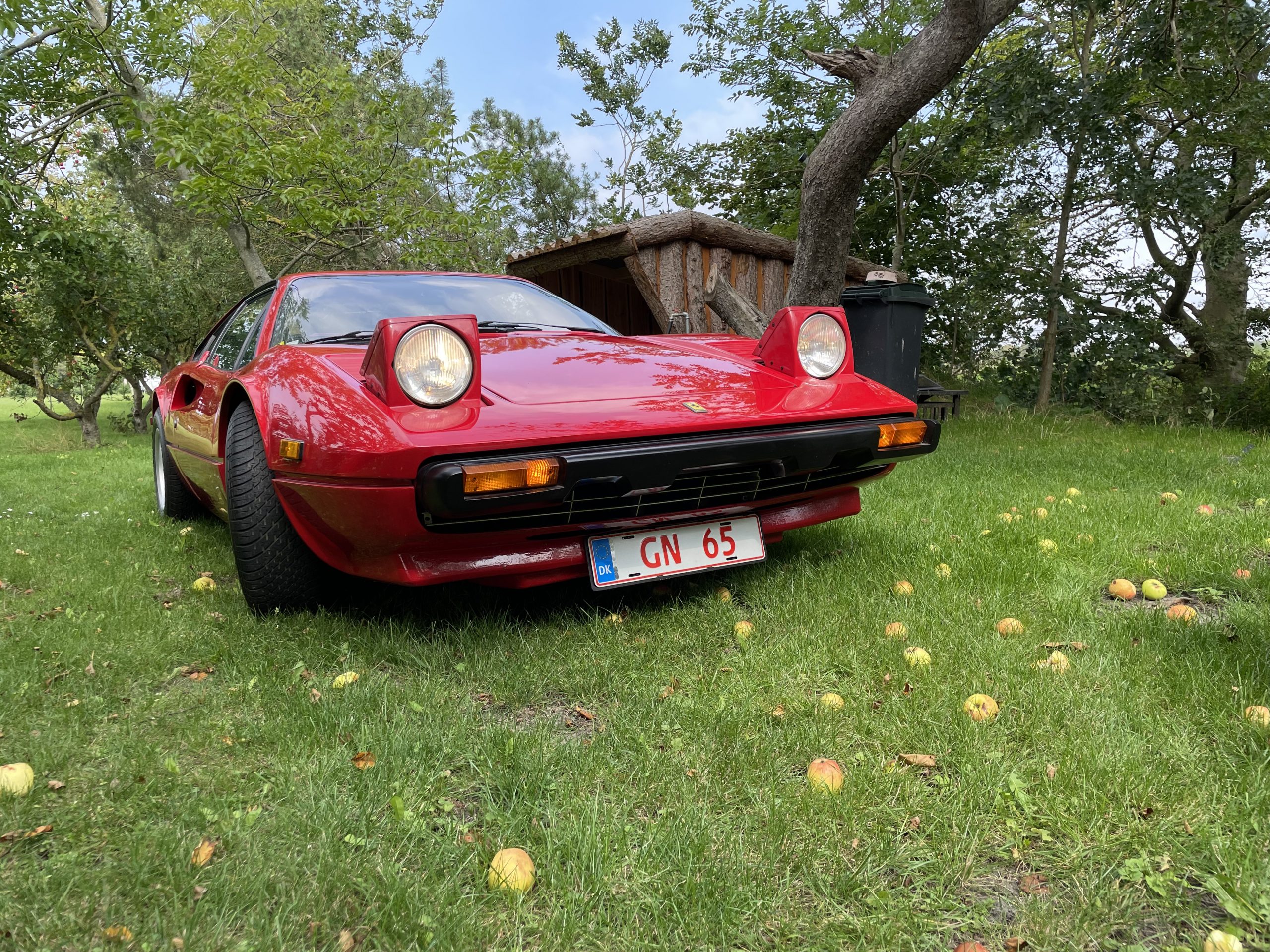 Unik Ferrari 308 GTB med 4 weberkarburator. 2,9 med V8 motor. 31.000 miles Produktår november 1977. 5 trins manual gear. Motor 8 cyl 2926 ccm, 237 hk ved 6000 0mdr.