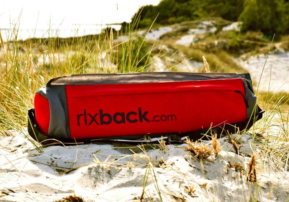 rlxback1 En röd rlxback på en sanddyn på stranden