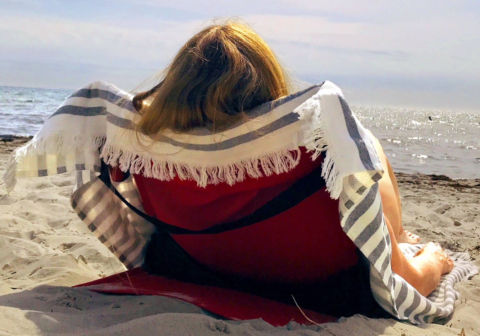 rlxback3 rlxback - solstol på stranden med en blond kvinna som lutar sig bak på den på den.