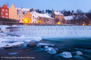 Das Lechwehr in Landsberg am Lech im Winter während der blauen Stunde