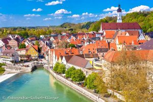 Luftaufnahme der Alststadt von Landsberg und dem Lech im Frühling