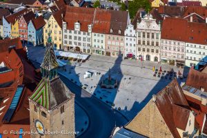 Luftaufnahme vom Schmalzturm, dem Hauptplatz und dem historischen Rathaus in Landsberg am Lech