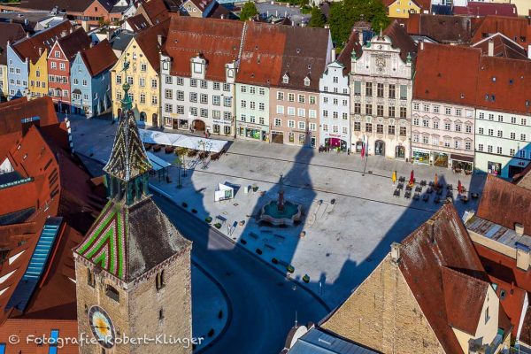 Luftaufnahme vom Schmalzturm, dem Hauptplatz und dem historischen Rathaus in Landsberg am Lech