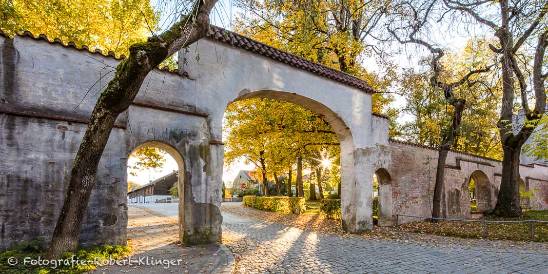 Ein Foto von einem Torbogen der Stadtmauer von Landsberg am Lech