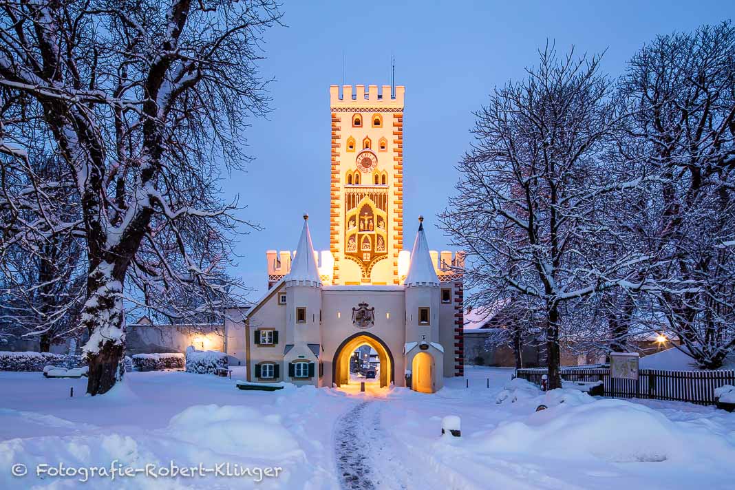 Das Bayertor in Landsberg am Lech im Winter bei Schnee