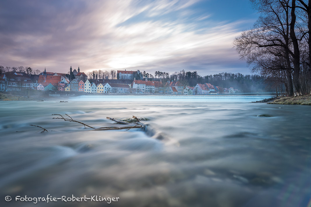 Eine Langzeitbelichtung des Lechs und der Altstadt von Landsberg