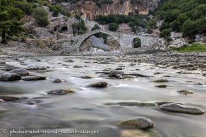 Osmanische Steinbogenbrücke an den Thermalquellen von Benja bei Permet