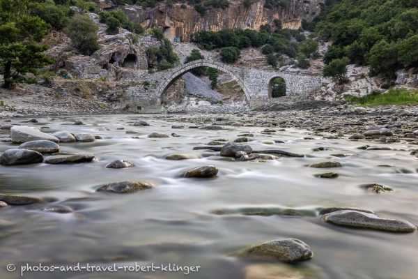 Osmanische Steinbogenbrücke an den Thermalquellen von Benja bei Permet