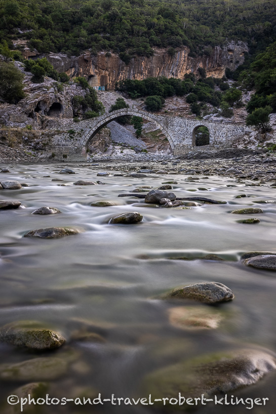 Hochformat: Osmanische Steinbogenbrücke an den Thermalquellen von Benja bei Permet