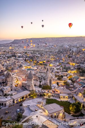 Hochformat: Göreme in Kappadokien in der Türkei während der Morgendämmerung