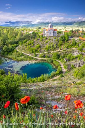 Die Kirche und das Blue eye, die Quelle Glavas des Flusses Cetina
