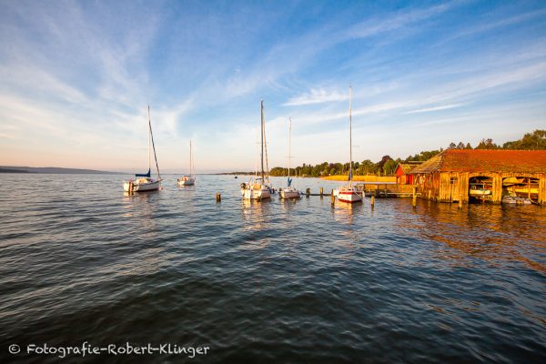 Ein Bootshaus und Segelboote auf dem Ammersee bei Schondorf