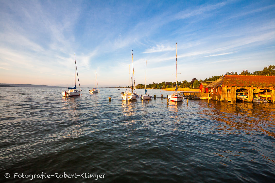 Ein Bootshaus und Segelboote auf dem Ammersee bei Schondorf