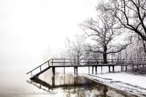 Ein Badesteg am Ammersee im Winter bei Schnee in Utting am Ammersee