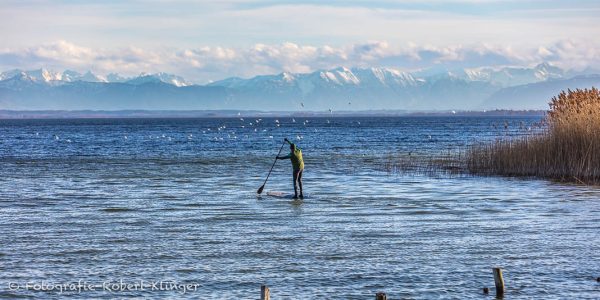 Ein SUP Paddler auf dem Ammersee bei Schondorf