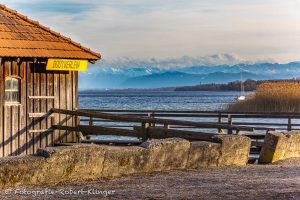 Ein Bootshaus und der Ammersee in Schondorf