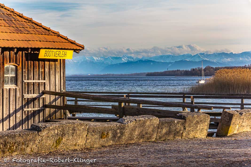 Ein Bootshaus und der Ammersee in Schondorf