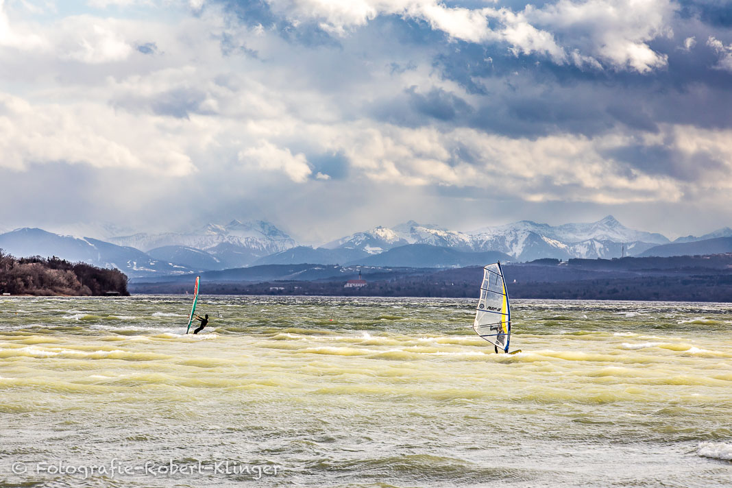 Zwei Windsurfer an einem stürmischem Tag auf dem Ammersee bei Stegen