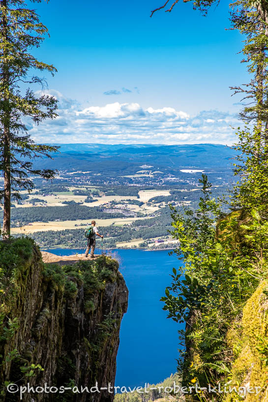 Ein Wanderer in Gyrihaugen in Norwegen bei Oslo