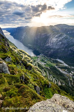 Blick auf den Lysebotn und den Lysefjord bei Sonnenuntergang