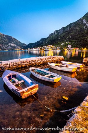 Fischerboote in der Bucht von Kotor in Montenegro