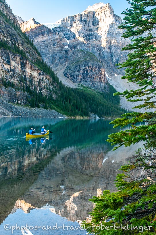 Ein Kanu auf dem Moraine Lake in Alberta in Kanada