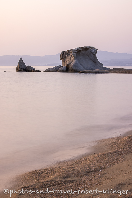 Ein Felsen am Strand im Mittelmeer auf Chalkidiki in Griechenland