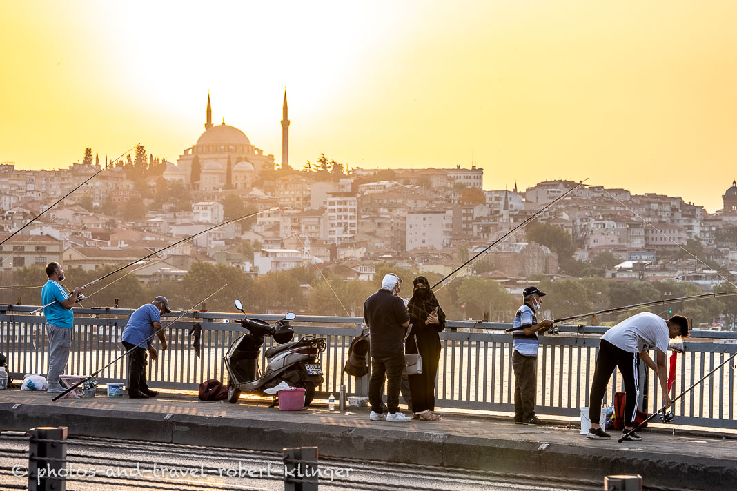Angler auf der Galatabrücke in Istanbul