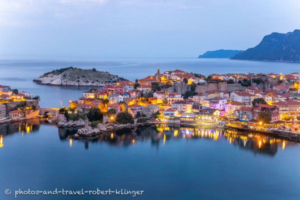 Amasra am Schwarzen Meer in der Türkei während der blauen Stunde
