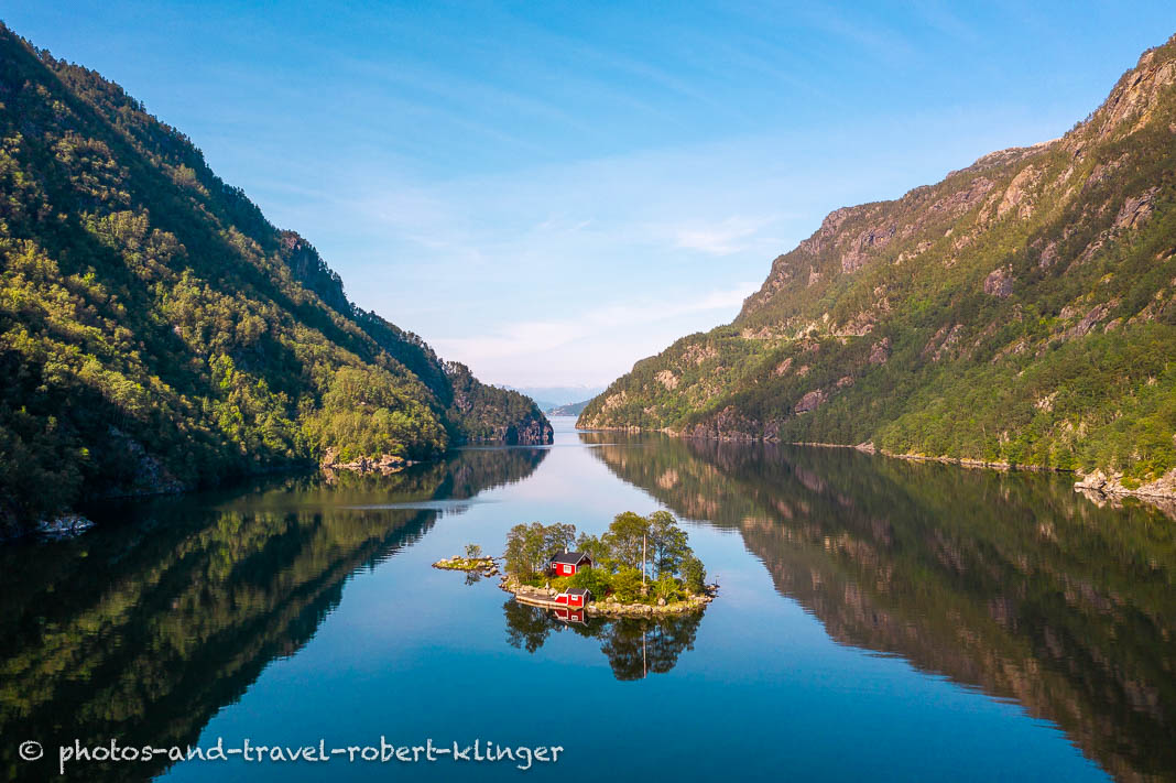 Haus auf einer Insel in einem See in Norwegen