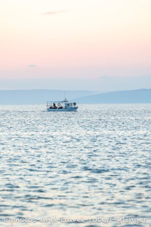 Ein Fischerboot auf dem Mittelmeer vor Istrien in Kroatien