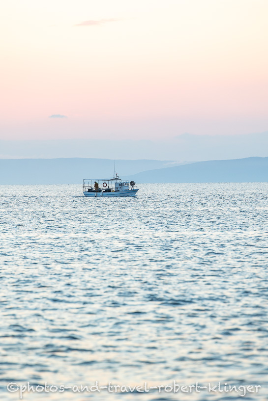 Ein Fischerboot auf dem Mittelmeer vor Istrien in Kroatien