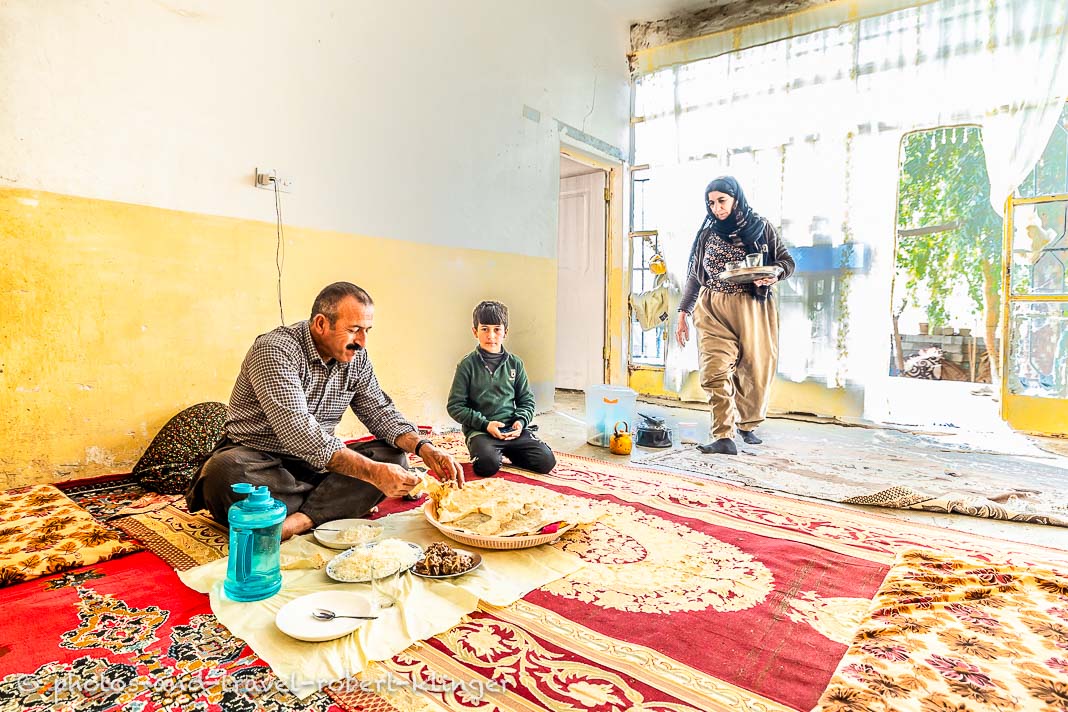 Eine kurdische Familie beim Mittagessen in ihrem Haus im Irak