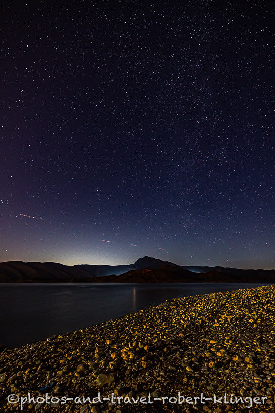 Der Sternenhimmel über dem Dukansee in Kurdistan im Irak